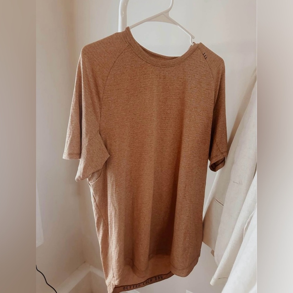 Never worn men's lululemon shirt!